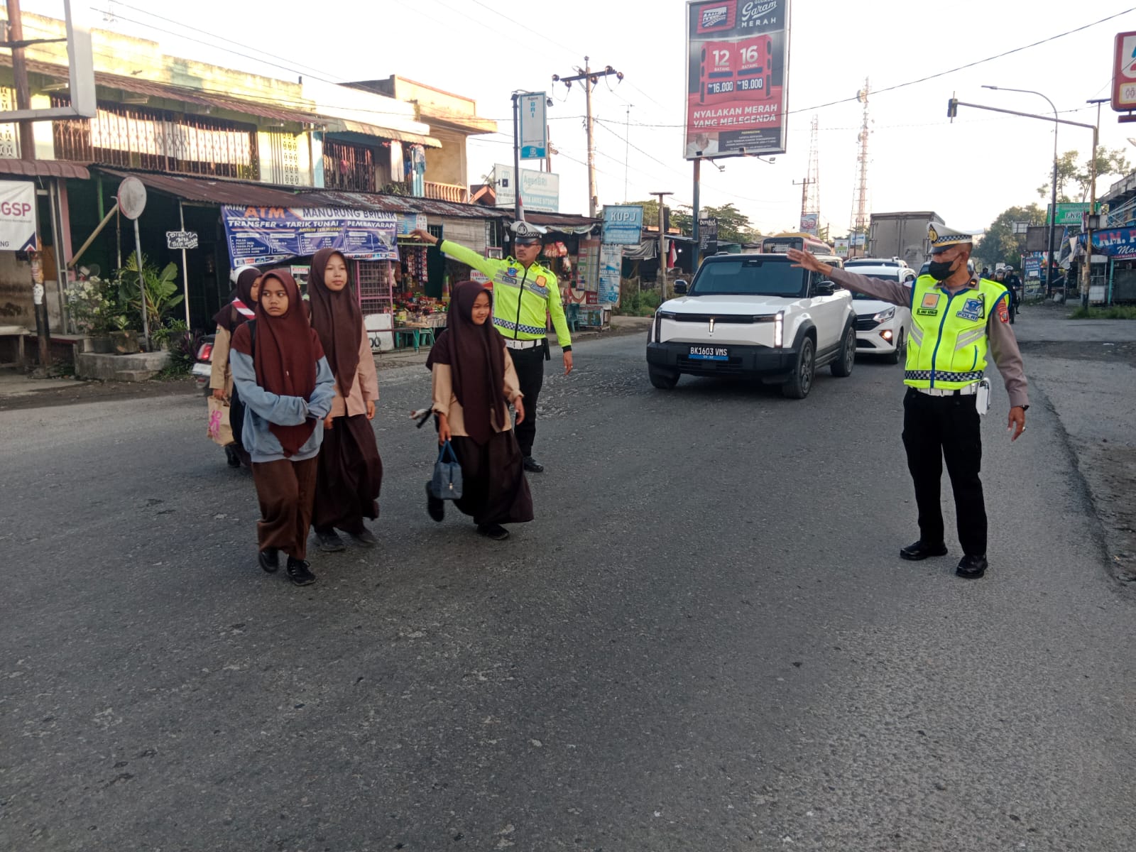 Sat Lantas Polres Batu Bara Gatur Pagi di Simpang Pos Lantas Lima Puluh, Arus Lalu Lintas Lancar