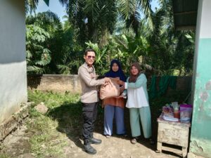 Polres Batu Bara Salurkan Bantuan Sembako dalam “Jumat Berkah” di Desa Sumber Padi