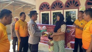 Jumat Berkah, Kapolsek Indrapura Salurkan Sembako untuk Warga Kurang Mampu