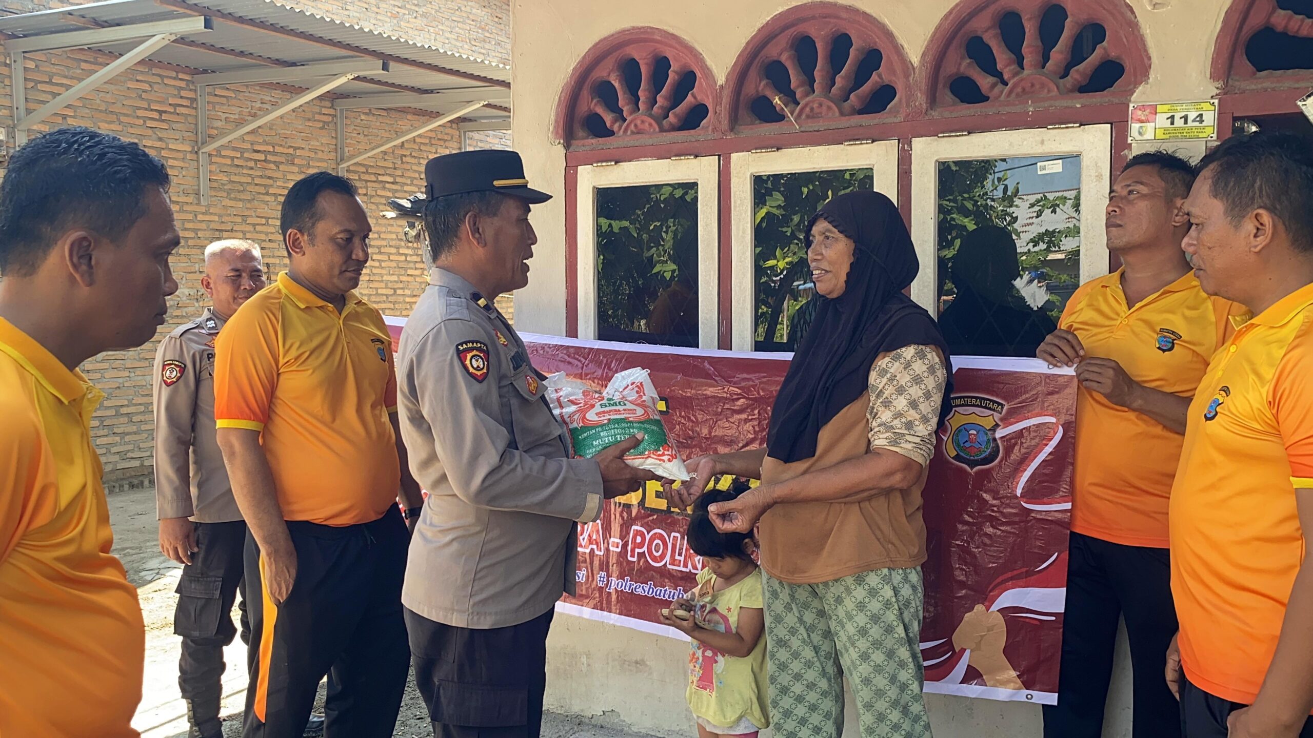 Jumat Berkah, Kapolsek Indrapura Salurkan Sembako untuk Warga Kurang Mampu