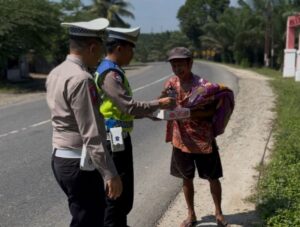 Satlantas Polres Batu Bara Berbagi Nasi Kotak, Sasar ODGJ dan Pekerja Jalanan
