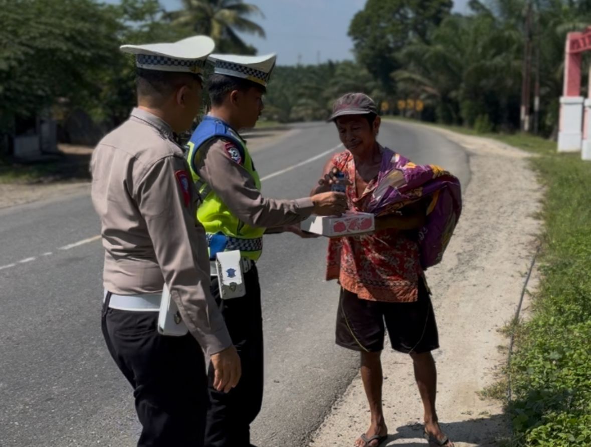 Satlantas Polres Batu Bara Berbagi Nasi Kotak, Sasar ODGJ dan Pekerja Jalanan