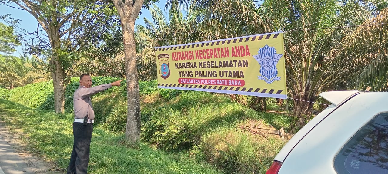 Sat Lantas Polres Batu Bara Tingkatkan Kesadaran Keselamatan dengan Pemasangan Spanduk Rawan Kecelakaan