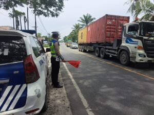 Sat Lantas Polres Batu Bara Tingkatkan Keamanan Lalu Lintas dengan Pengaturan dan Patroli Kibas Bendera