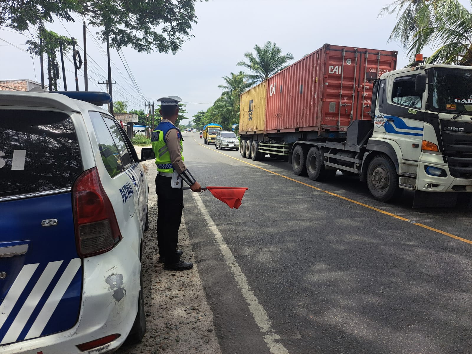 Sat Lantas Polres Batu Bara Tingkatkan Keamanan Lalu Lintas dengan Pengaturan dan Patroli Kibas Bendera