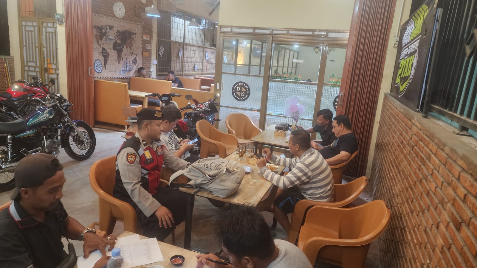 Sat Samapta Polres Batu Bara Gelar Cooling System di Cafe Bapak Madan, Jaga Kamtibmas Malam Hari