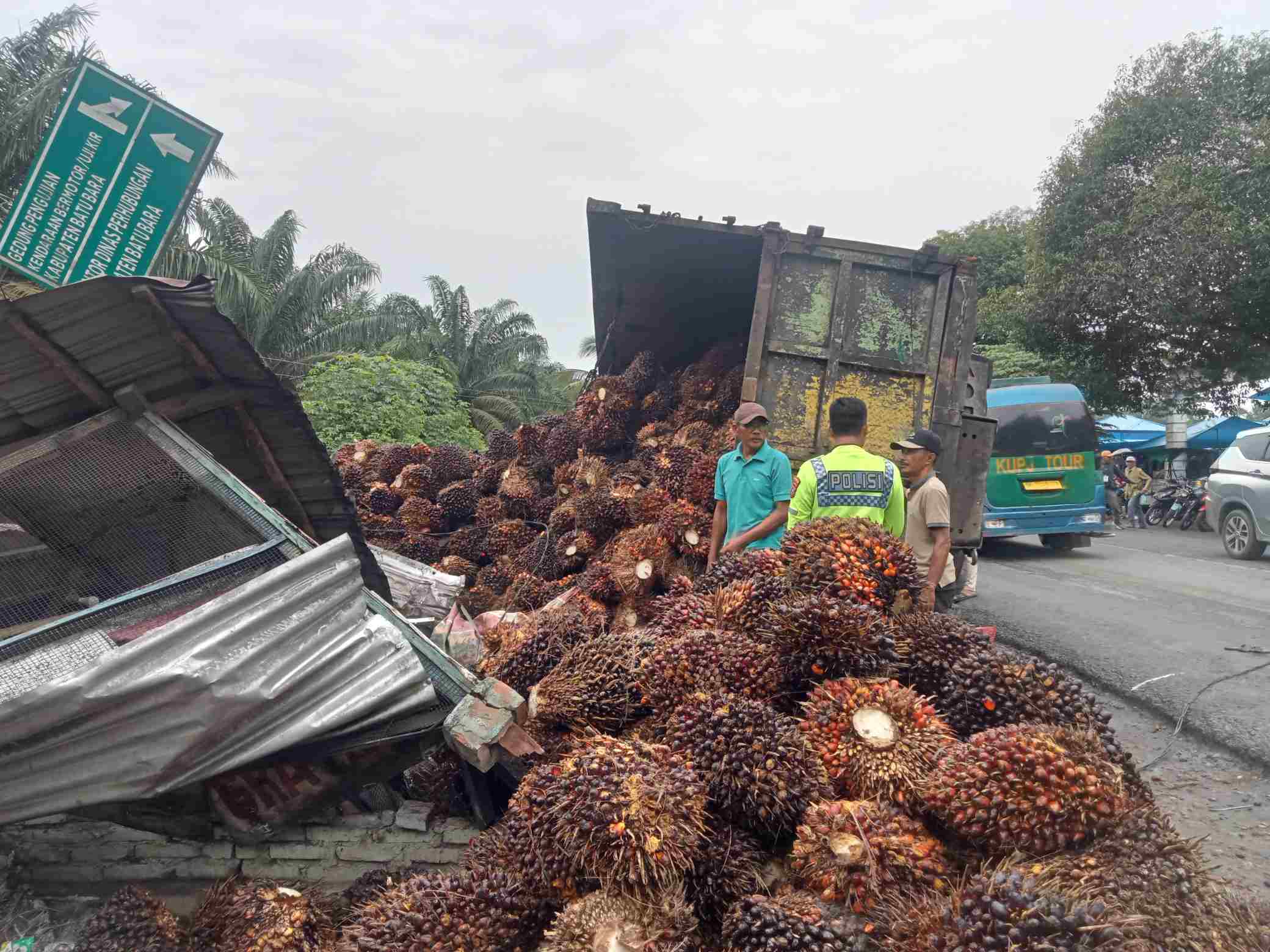Truk Muatan Sawit Tergelincir, Warung Tertimpa, Satu Warga Batu Bara Meninggal Dunia