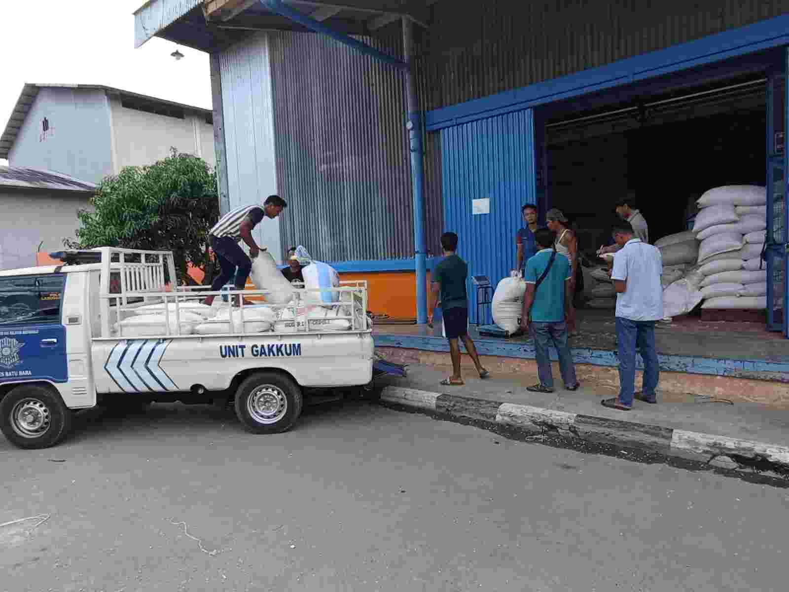 Kapolsek Labuhan Ruku Dampingi Kelompok Tani Sahata Jual Jagung ke Bulog Asahan