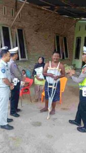 Sat Lantas Polres Batu Bara Ulurkan Tali Asih untuk Korban Laka Lantas Cacat Permanen