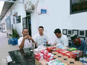 Kalapas Labuhan Ruku Berbagi Kebahagiaan dengan Lansia: Pemberian Susu, Roti, dan Remisi Khusus