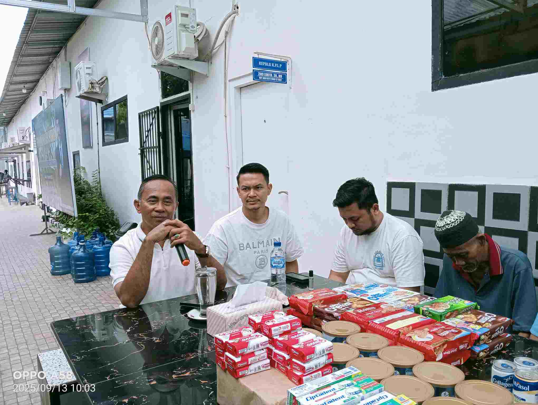 Kalapas Labuhan Ruku Berbagi Kebahagiaan dengan Lansia: Pemberian Susu, Roti, dan Remisi Khusus