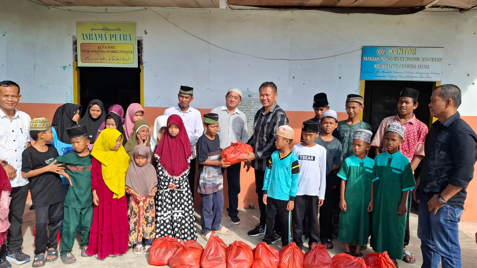 Polres Batu Bara Laksanakan Bakti Sosial di Panti Asuhan Husnul Khotimah