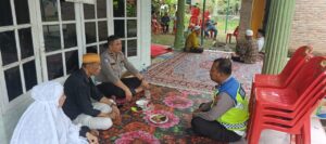 Satlantas Polres Batu Bara Berikan Penghormatan Terakhir, Melayat ke Rumah Duka Bapak Mertua IPDA Endro Joko Susilo