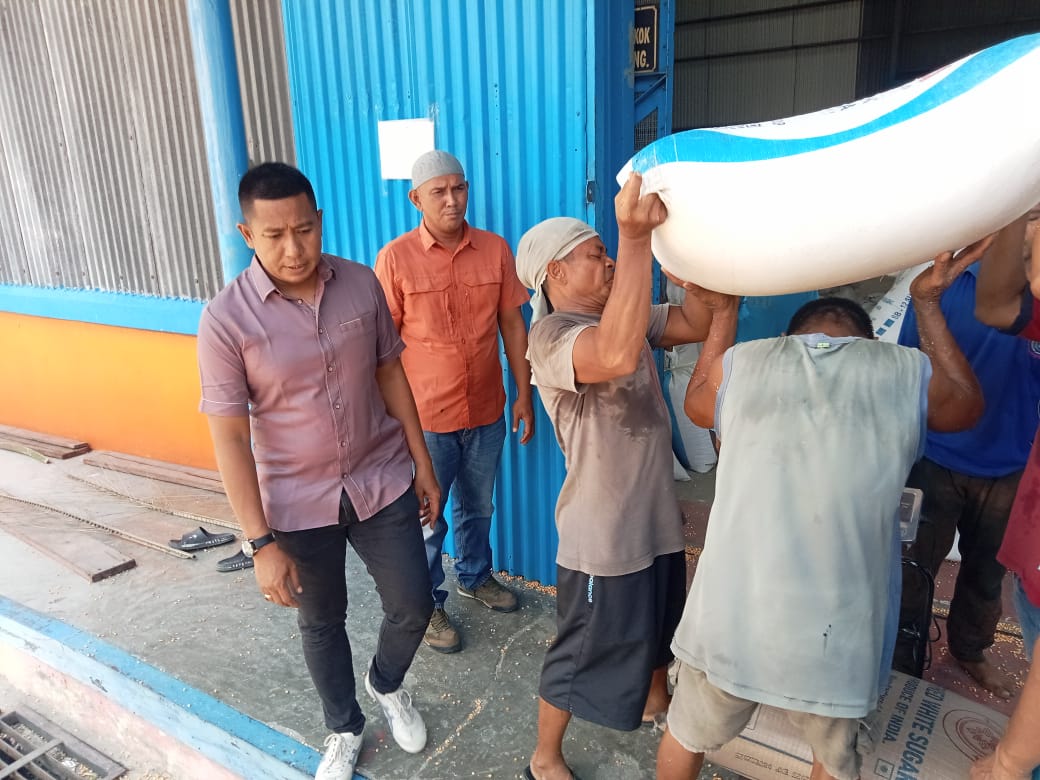 Kapolsek Labuhan Ruku Dampingi Kelompok Tani Sahata Jual Jagung ke Bulog Asahan