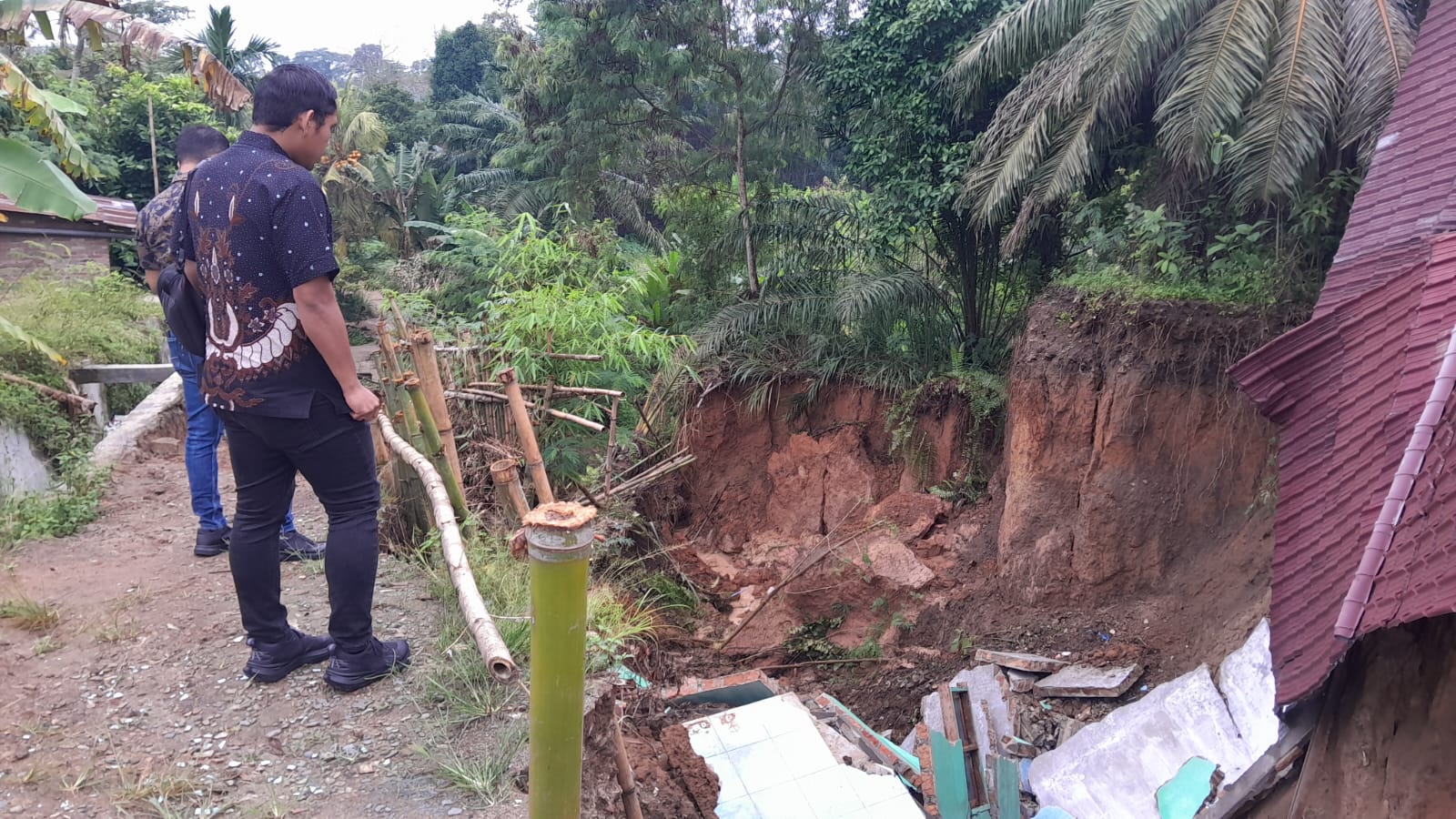 Satreskrim Polres Batubara Gerak Cepat Tinjau Lokasi Longsor di Lima Puluh, Koordinasi Intensif dengan Dinas PU untuk Perbaikan Segera