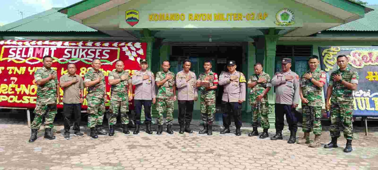 Kapolsek Indrapura Kunjungi Koramil 02/AP Indrapura, Beri Ucapan Selamat HUT TNI ke-80