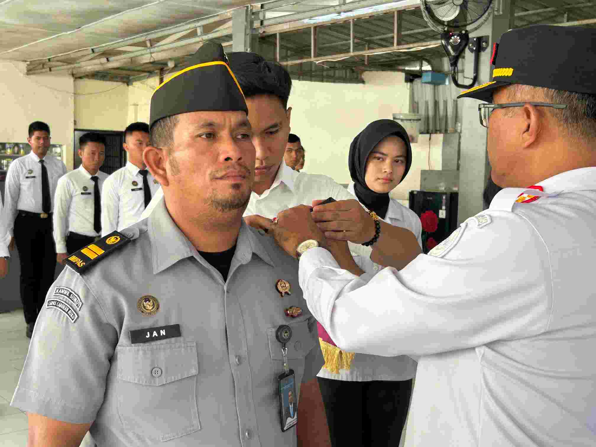 Kalapas Labuhan Ruku Apresiasi Kinerja Pegawai dengan Kenaikan Pangkat