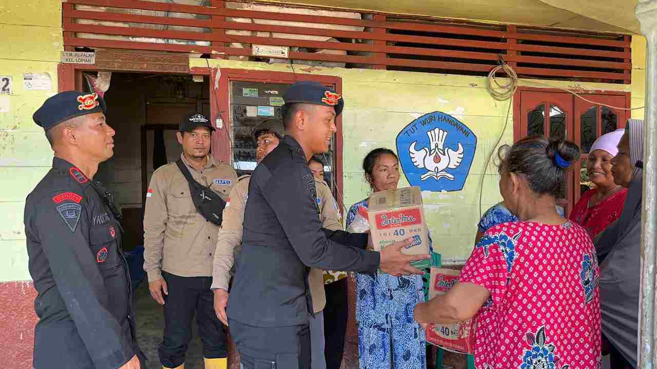 Brimob Polda Sumut Bersama Relawan Mapel Indonesia Salurkan Bantuan Sembako untuk Warga Terdampak Bencana di Sibolga–Tapteng