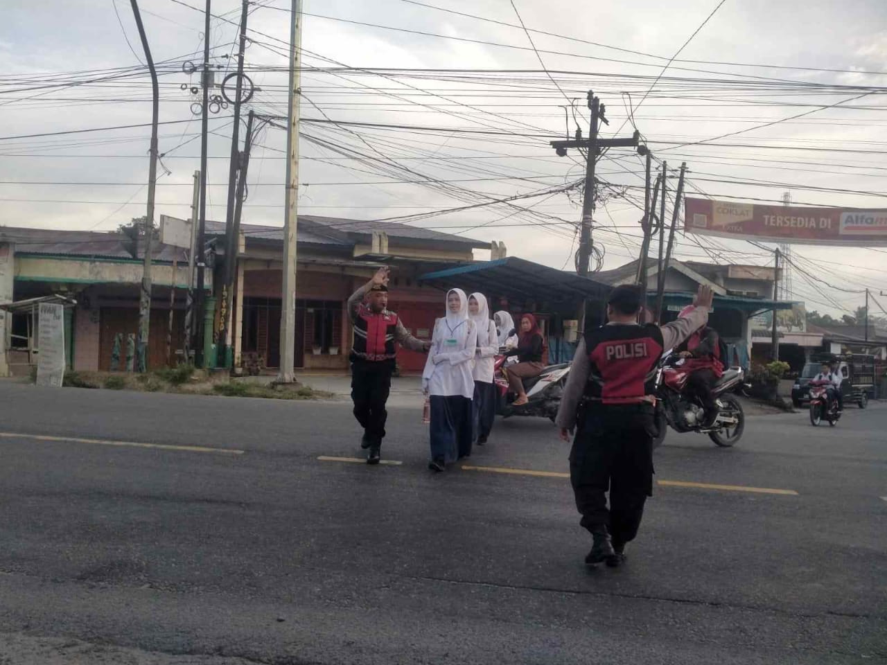 Polres Batu Bara Gelar “Strong Point” di Titik Rawan Macet, Lancarkan Arus Lalu Lintas Pagi