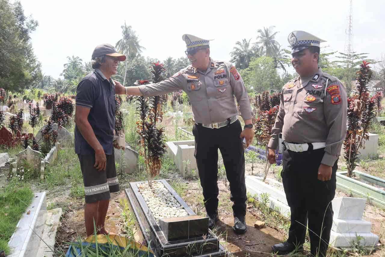 Satlantas Polres Batu Bara Berbagi Sembako untuk Masyarakat dalam Program Jumat Berkah