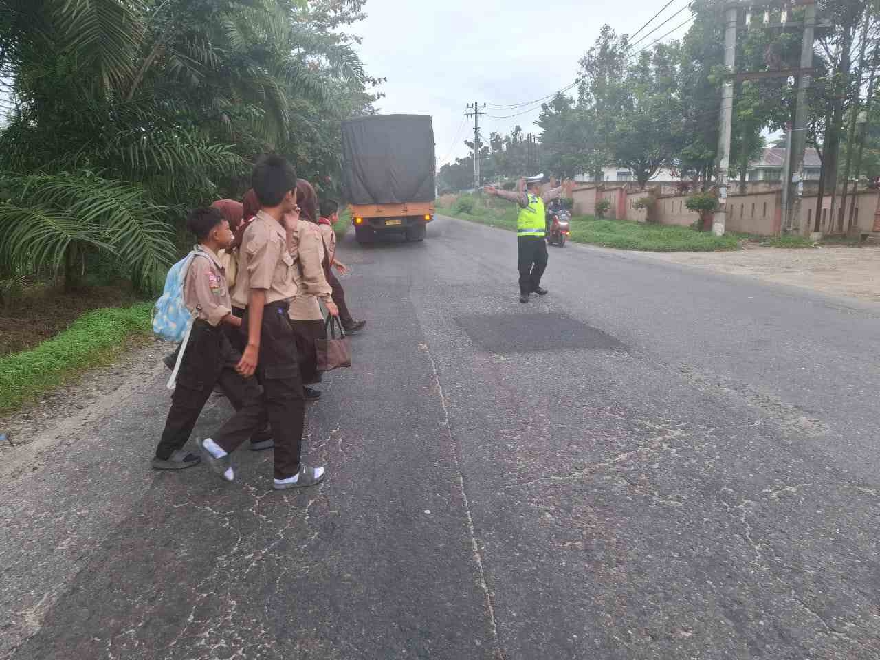 Personel Sat Lantas Polres Batu Bara Aktif Melaksanakan Pengaturan Lalu Lintas
