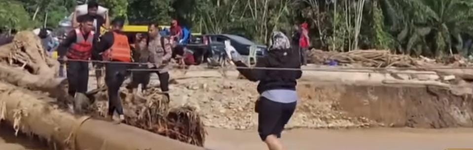 Aksi Heroik Brimob Gendong Bayi Seberangi Jembatan Nyaris Roboh di Tapanuli Selatan