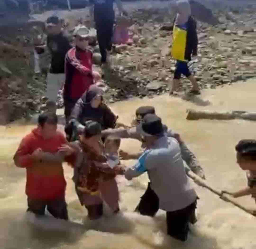 Akses Terputus Akibat Bencana, Personel Polda Sumbar Bangun Jembatan Darurat dan Evakuasi Warga