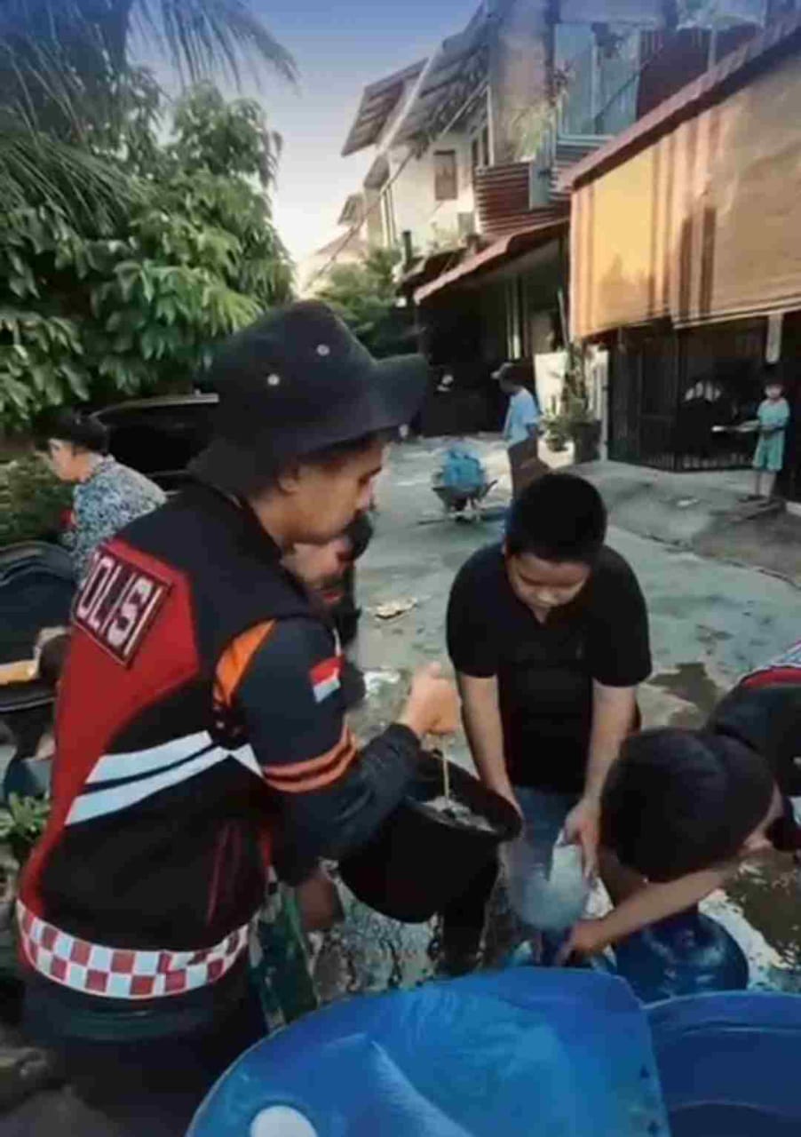 Direktorat Samapta Polda Sumatera Barat Salurkan Bantuan Air Bersih Pasca Bencana