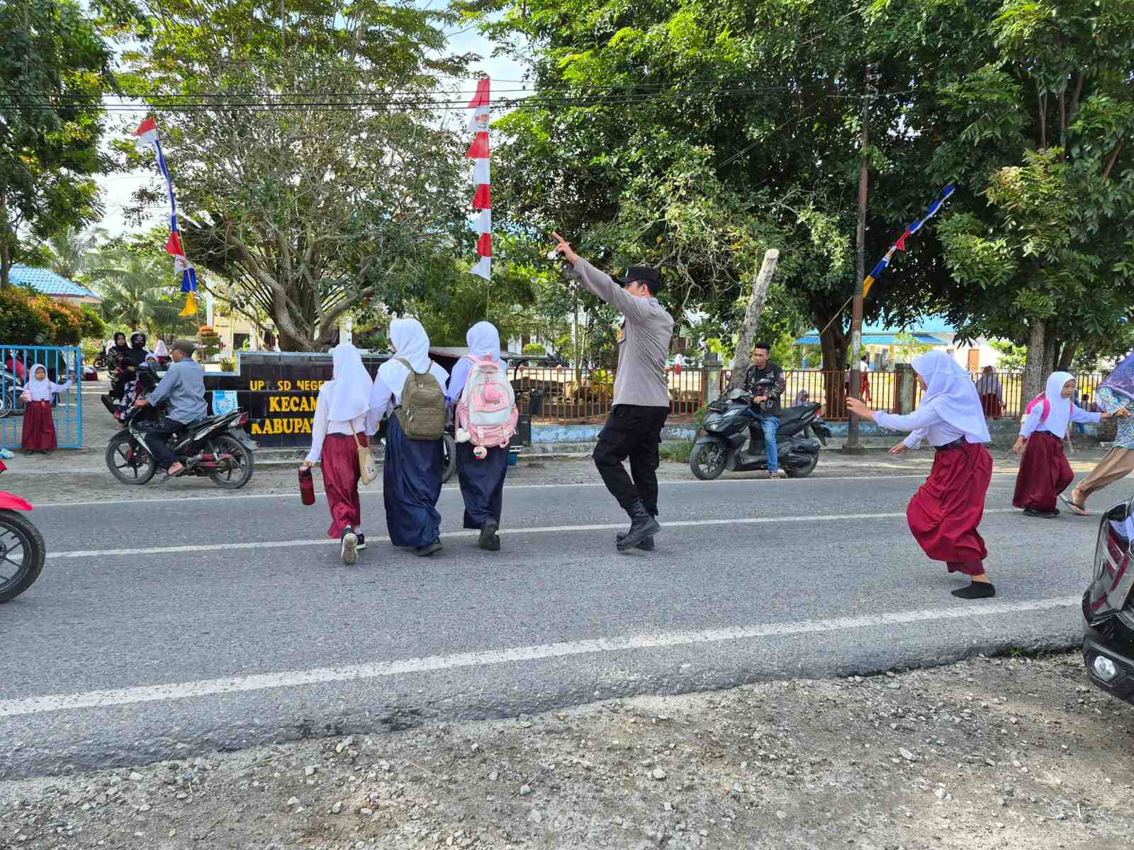 Kapolsek Labuhan Ruku Pimpin Langsung “Strong Point” Pagi, Pastikan Lalu Lintas Lancar dan Kamtibmas Terjaga