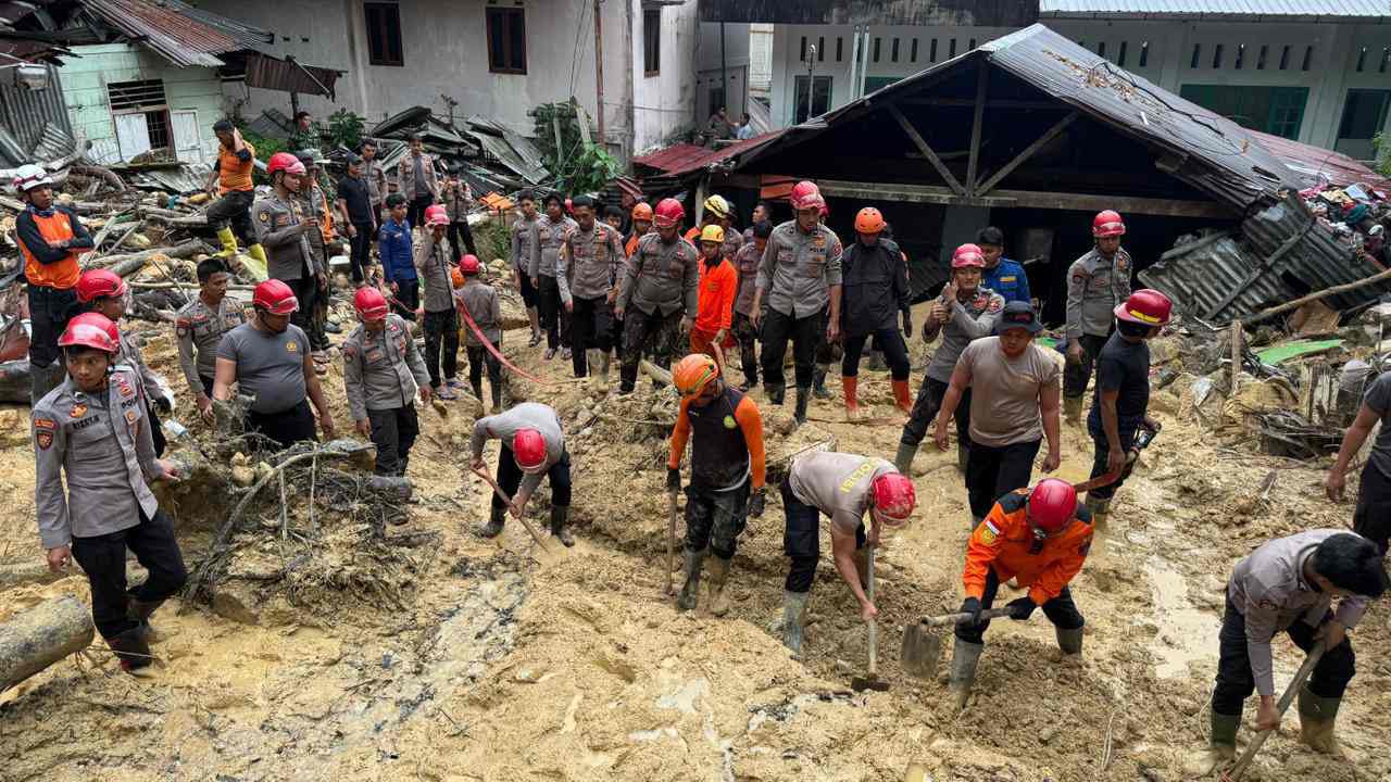 Den Perintis Korsabhara Baharkam Polri, Kerahkan 100 Personel Pengamanan dan Evakuasi Longsor di Sibolga