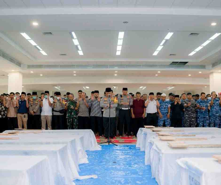 Kapolda Sumbar Pimpin Shalat Jenazah 24 Korban Banjir di Masjid Raya Al Minangkabawi
