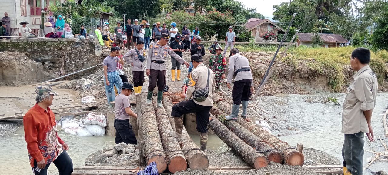 Polisi Bangun Jembatan dan Jalan Darurat di Agam, Pulihkan Akses Pascabanjir Bandang