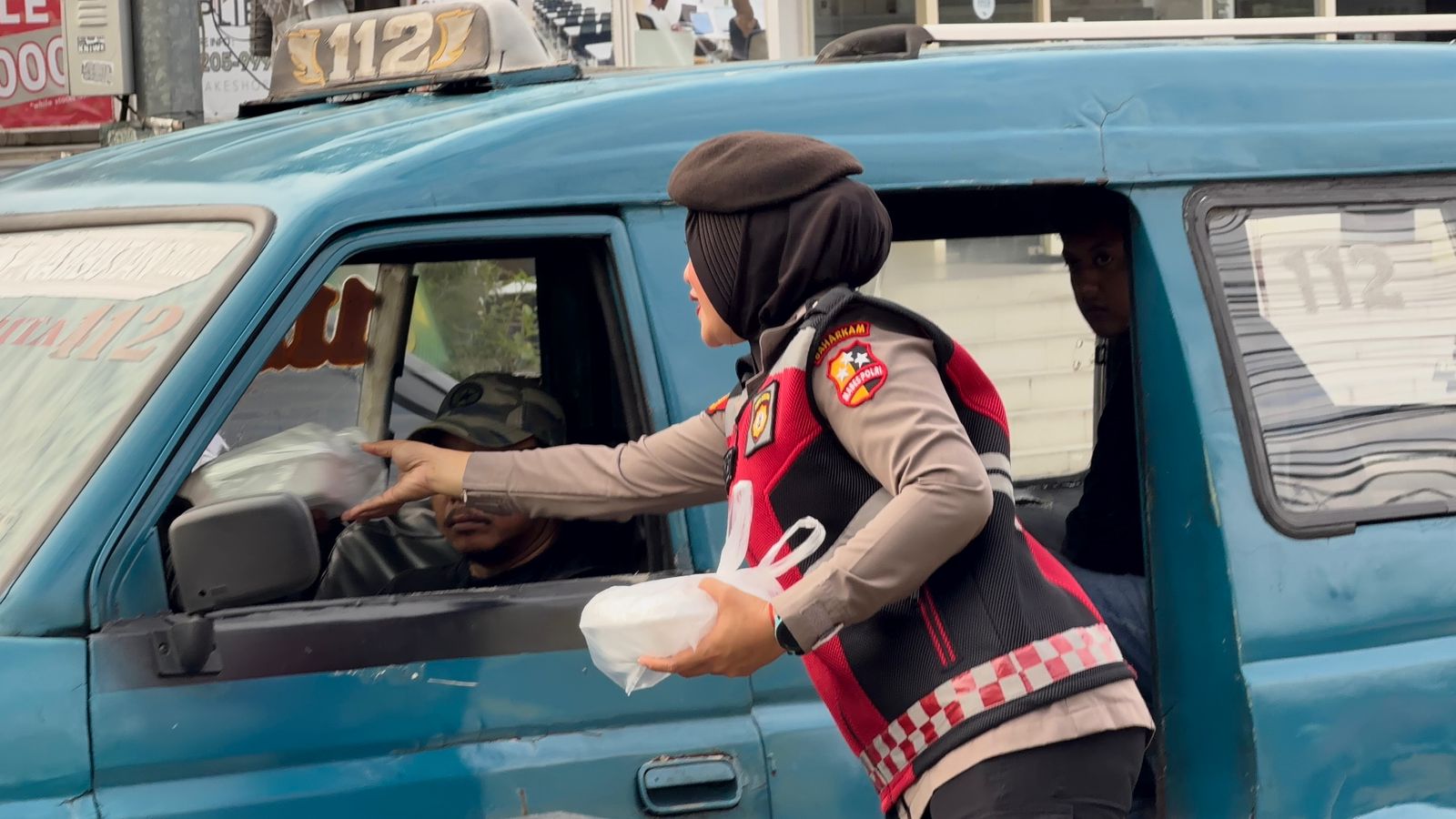‎Ditpolsatwa Korsabhara Baharkam Polri Gelar “Jumat Berkah” di Depok, Sasar Pekerja Harian