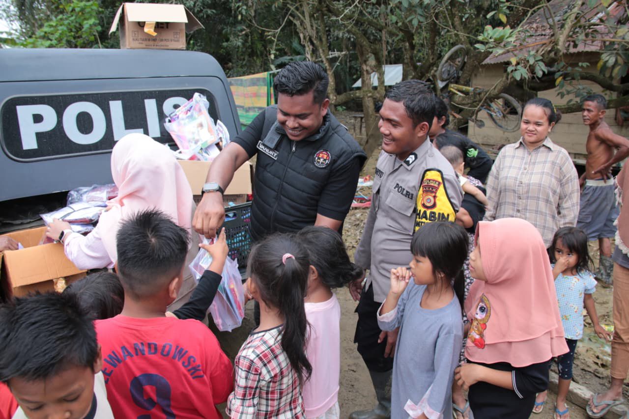 Kapolda Aceh Ulurkan Tangan, Kirim Bantuan Perlengkapan Sekolah untuk Anak-anak Terdampak Banjir