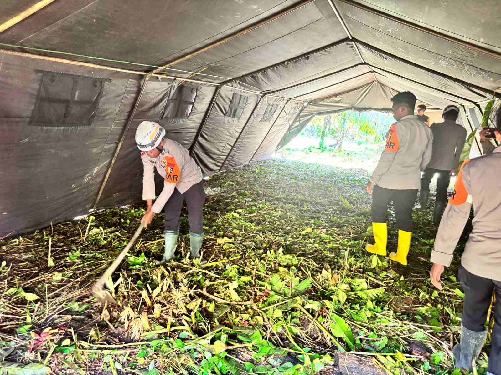 Bantu Korban Banjir Agam, Tim SAR Polri Dirikan Tenda Pengungsian dan Berikan Trauma Healing