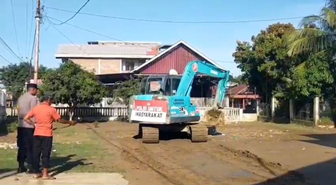 Kapolri Kirim Alat Berat, Polres Pidie Bersama Warga Bersihkan Lumpur Pascabanjir