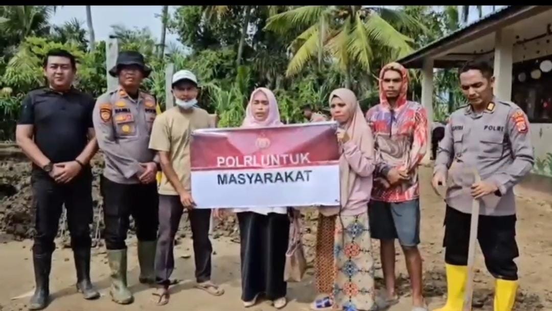 Polres Pidie Jaya Bersama Masyarakat Gotong Royong Pulihkan Fasilitas Pendidikan Pascabanjir