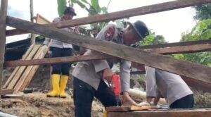 Brimob Polri Bangun Jembatan Darurat, Pulihkan Akses Dua Nagari di Padang Pariaman