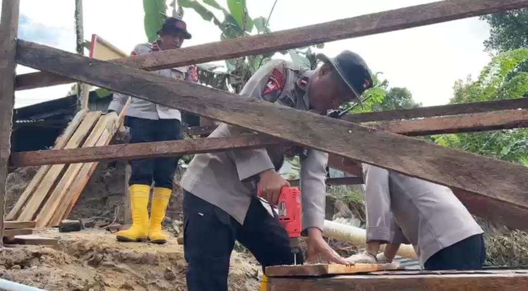 Brimob Polri Bangun Jembatan Darurat, Pulihkan Akses Dua Nagari di Padang Pariaman