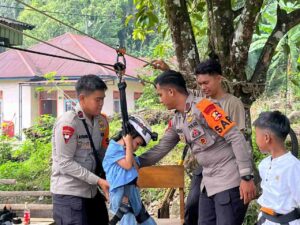 Pulihkan Keceriaan Anak-anak Pascabencana, Polri Gelar Trauma Healing dengan Flying Fox di Kayu Pasak