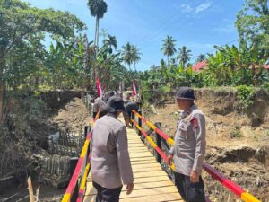 Brimob Polda Sumbar Bangun Jembatan Darurat, Pulihkan Akses Antara Kataping dan Sungai Buluah