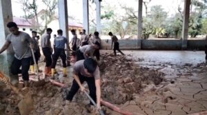 Brimob Polda Sumut Bersihkan Lumpur di Aula SMP Swasta Santo Fransiskus Pandan Pasca bencana