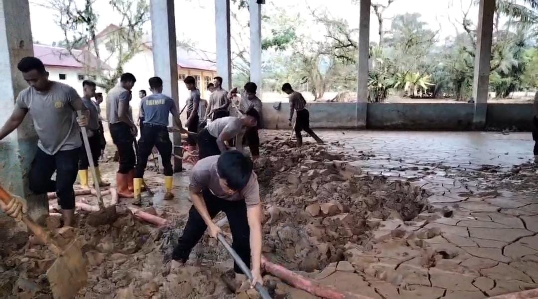 Brimob Polda Sumut Bersihkan Lumpur di Aula SMP Swasta Santo Fransiskus Pandan Pasca bencana