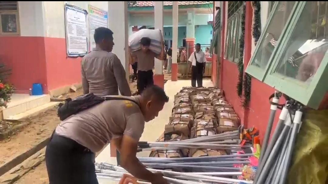 Brimob Polda Sumut Bersama Dinas Pendidikan Tapanuli Tengah Salurkan Bantuan Perlengkapan Sekolah ke Sekolah Darurat