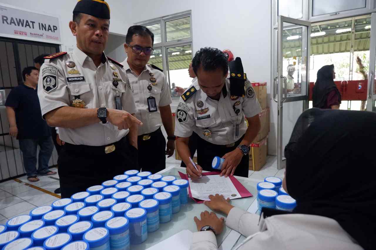 Perkuat P4GN dan Zero Halinar, Lapas Narkotika Pangkalpinang Gelar Tes Urine Seluruh Pegawai dan Warga Binaan