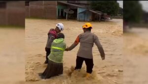 Hujan Lebat Picu Banjir Susulan, Kapolres Aceh Timur Siagakan Perahu Evakuasi di Sejumlah Gampong