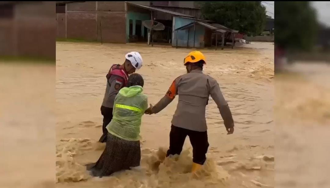Hujan Lebat Picu Banjir Susulan, Kapolres Aceh Timur Siagakan Perahu Evakuasi di Sejumlah Gampong
