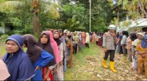 Di Tengah Lumpur dan Harapan, Polri Bersama Warga Buka Akses Jalan Kampung Setie Pasca bencana