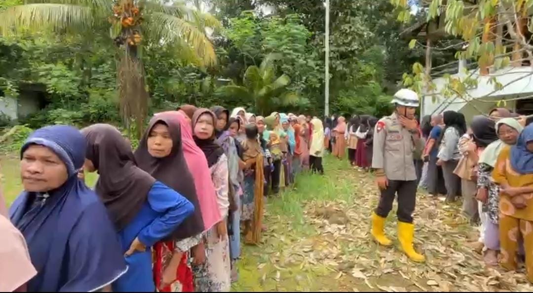 Di Tengah Lumpur dan Harapan, Polri Bersama Warga Buka Akses Jalan Kampung Setie Pasca bencana