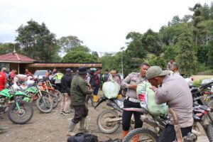 Akses Jalan Rusak, Polres Aceh Tengah Pastikan Bantuan dan Perhatian Sampai ke Warga Terpencil
